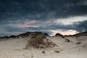 bewolking boven de Haagse duinen. van Robert Jan Smit