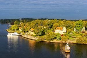 Fährschiff und Leuchtfeuer im Schärengarten vor Stockholm, Sch