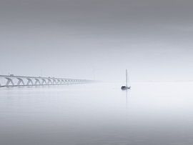 Ein schöner, nebliger Nachmittag an der Zeelandbrücke in Zeeland mit einem k