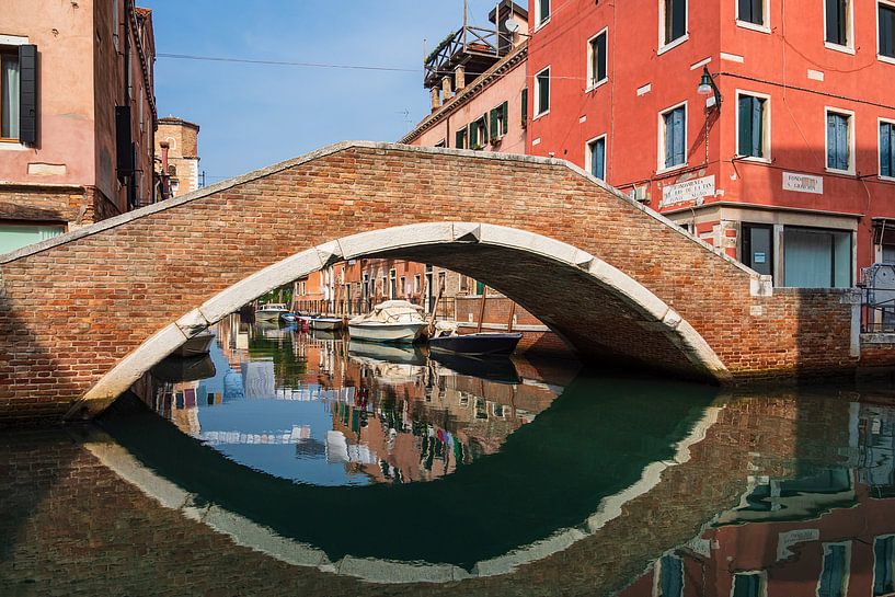 Historische gebouwen in de oude stad van Venetië in Italië van Rico Ködder