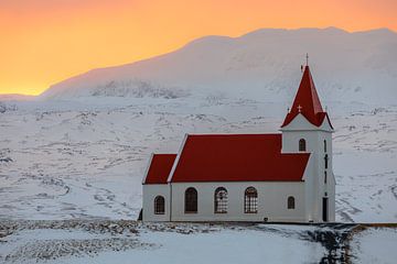Kerkje bij ondergaande zon in Snaefellsnes (IJsland)
