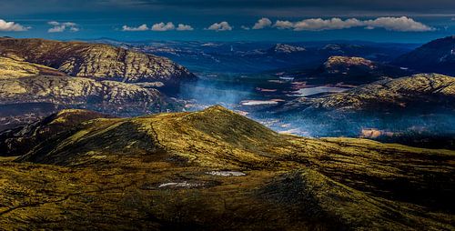 Rondane. Uitzicht op het verbazingwekkende en idyllische Noorse landschap. Herfstfoto van bergen en rivieren.