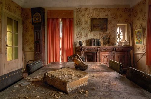 La connaissance est le pouvoir - Livre sur la table dans un salon abandonné.