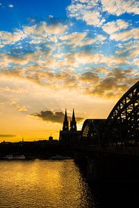Kölner Dom bei Sonnenuntergang