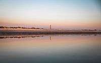 Zomer reflectie van de Ameland vuurtoren