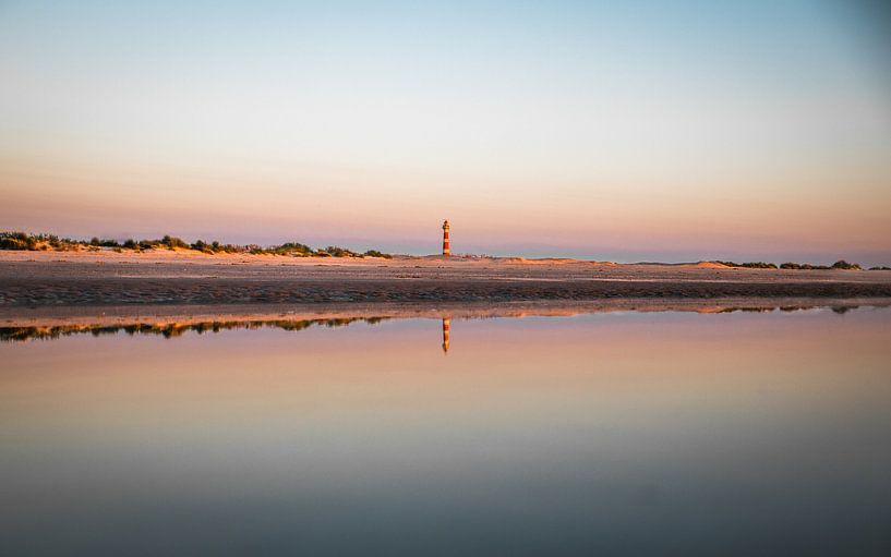 Zomer reflectie van de Ameland vuurtoren van Graphx