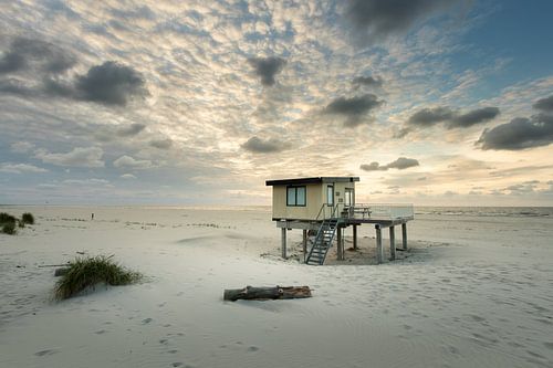 Huisje (surfclub) op het strand van Ameland