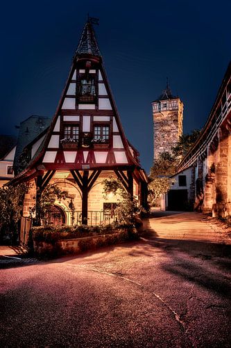 Sfeervolle steeg in Rothenburg ob der Tauber in de avond