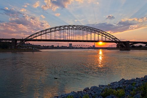 Zonsondergang Waalbrug Nijmegen van Anton de Zeeuw
