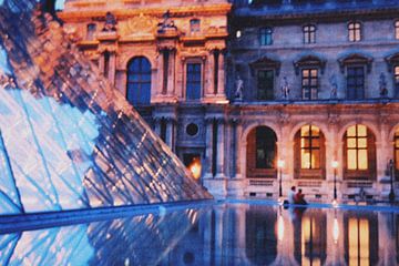 Romantisch blauw uurtje in Parijs bij het Louvre van Imladris Images