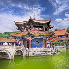 Temple Yuantong contre un ciel bleu avec des nuages ​​dramatiques sur Tony Vingerhoets