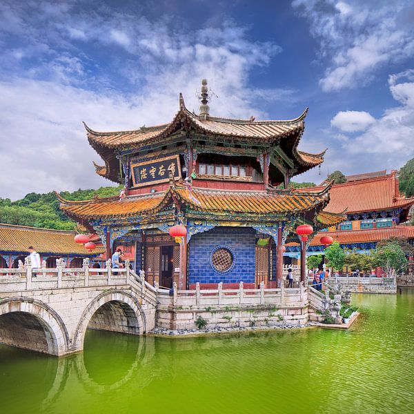 Yuantong Tempel gegen einen blauen Himmel mit dramatischen Wolken von Tony Vingerhoets