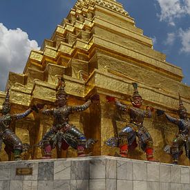 Gouden tempel bij Wat Phra Kaew Bangkok van Marilyn Bakker