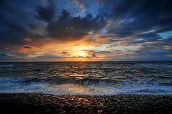 Dramatische zonsondergang boven de zee
