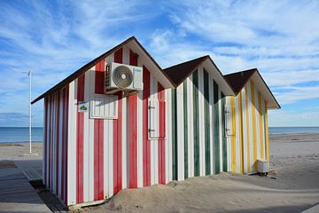 Rood, groen, geel  en wit gestreepte strandhuisjes aan Spaanse Costa van My Footprints