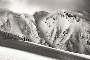 In die Wildnis in Japan. Große Berglandschaft in Schwarz-Weiß