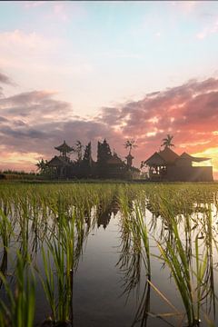 Sonnenaufgang über einem hinduistischen Tempel auf Bali von Fotos by Jan Wehnert