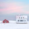 Maison blanche en bois dans la neige sur Tilo Grellmann