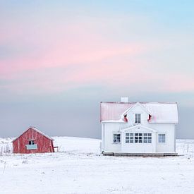 Wit houten huis in de sneeuw van Tilo Grellmann | Photography