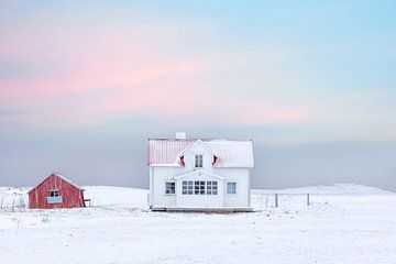 Wit houten huis in de sneeuw