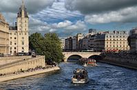 Rondvaartboten op de Seine in Parijs van Jan Kranendonk thumbnail