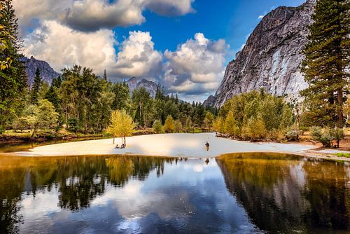 Reflectie in de Merced rivier in de Yosemite vallei in Yosemite National Park California USA