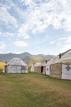 Yurt in de avond bij Tash Rabat van Mickéle Godderis