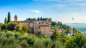 Das mittelalterliche Dorf Spello und Olivenbäume. Umbrien, Italien.