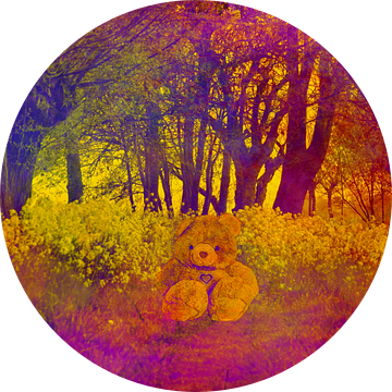 Teddybeer tussen bloemen in kleurrijk bos van Leo Huijzer