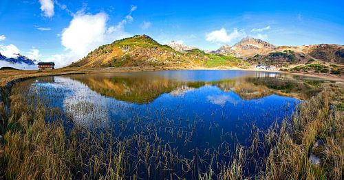 Spiegelung am Hundsfeldsee in der schönen Herbstzeit