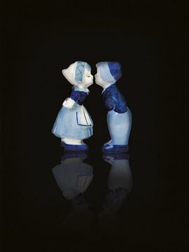 Liefde. Delfts blauw kussen paar, man en vrouw. Op zwarte achtergrond van Mijke Konijn
