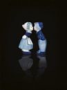 Liebe. Delfter Blau Kissen Paar, Mann und Frau. Auf schwarzem Hintergrund von Mijke Konijn Miniaturansicht