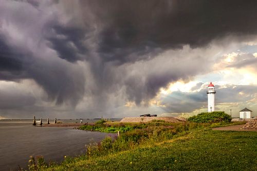 De vuurtoren van Hellevoetsluis tijdens een storm van Miranda van Hulst