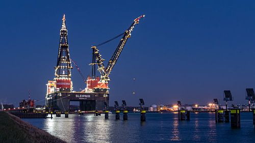 Sleipnir - grootste kraanschip ter wereld in Rotterdam Zonsondergang
