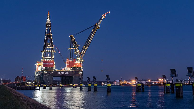 Sleipnir - grootste kraanschip ter wereld in Rotterdam Zonsondergang van Erik van 't Hof