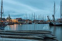 Avondfoto van de haven van Volendam tijdens de Pieperrace