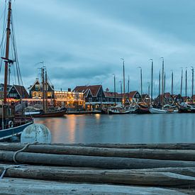 Avondfoto van de haven van Volendam tijdens de Pieperrace