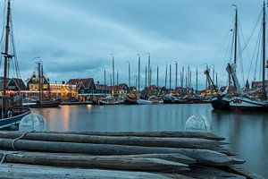 Avondfoto van de haven van Volendam tijdens de Pieperrace sur Jack Koning