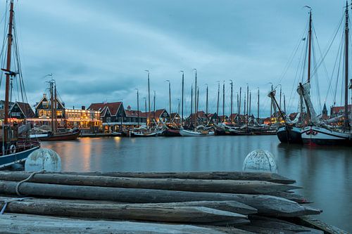 Avondfoto van de haven van Volendam tijdens de Pieperrace by Jack Koning