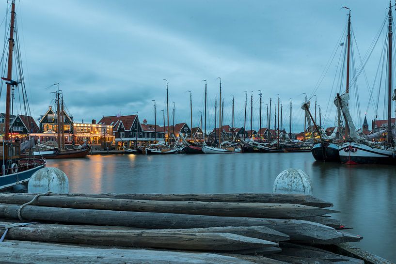 Avondfoto van de haven van Volendam tijdens de Pieperrace by Jack Koning