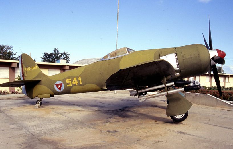 old plane by Ignacio Genzo