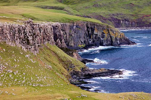 De Atlantische kliffen op Isle-of-Skye Schotland