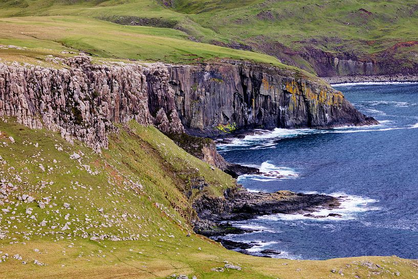 De Atlantische kliffen op Isle-of-Skye Schotland van Remco Bosshard