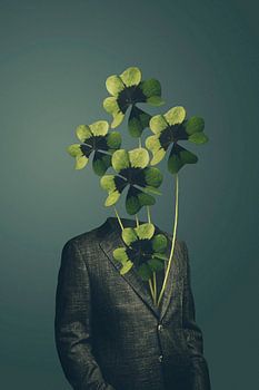 Unieke Fotomanipulatie: Man in Pak met Klavertjesvier Hoofd - Creatieve Kunst voor Wanddecoratie