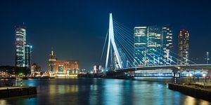 Erasmusbrug en Kop van Zuid in de avond van Mark De Rooij