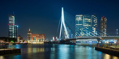 Erasmusbrug en Kop van Zuid in de avond