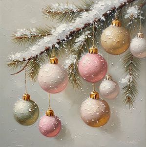 eine malerische Weihnachtsatmosphäre mit Tannenzweigen, Schnee und Kugeln.
