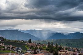Pluie et nuages noirs dans un village des Dolomites sur Maureen Materman