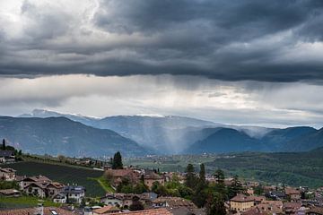 Regen en donkere wolken in een dorpje in de Dolomieten van Maureen Materman