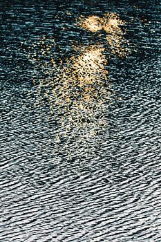 La lumière du soleil reflétée dans l'eau